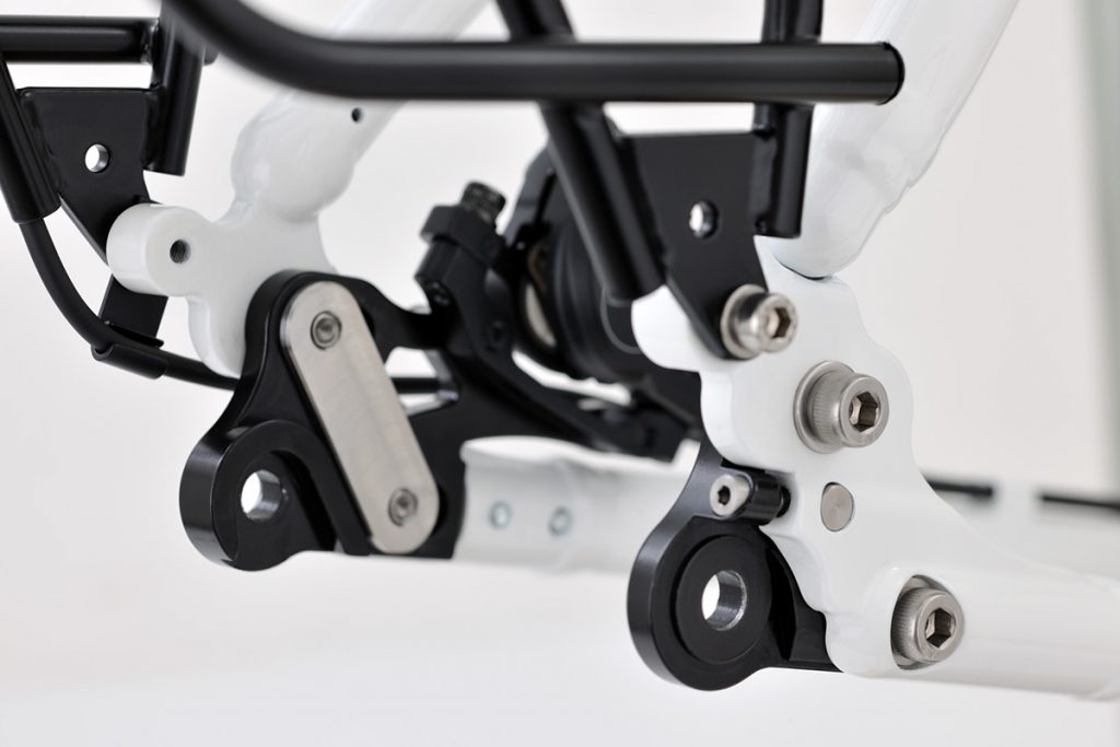 Synchronously adjustable dropouts