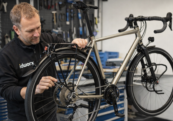 Mechaniker arbeitet an touring Fahrrad