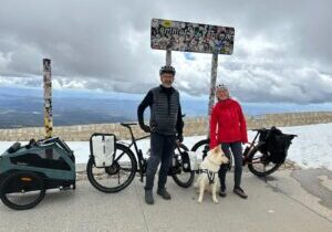 Herzliche Grüße vom Mont Ventoux senden euch Hans-Peter und Katharina aus Ulm. Mit schwerem Gepäck und Hundeanhänger sind wir mit unseren oPionion ET Pedelecs oben gut angekommen. Dank Rekuperation hatten wir unten wieder einen Strich mehr am Akku. Das Rad fährt sich super.